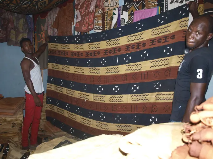Comprando bogolanes en Sandaga, Dakar