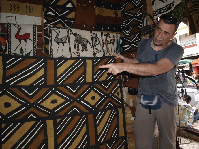 Comprando bogolanes en Sandaga, Dakar